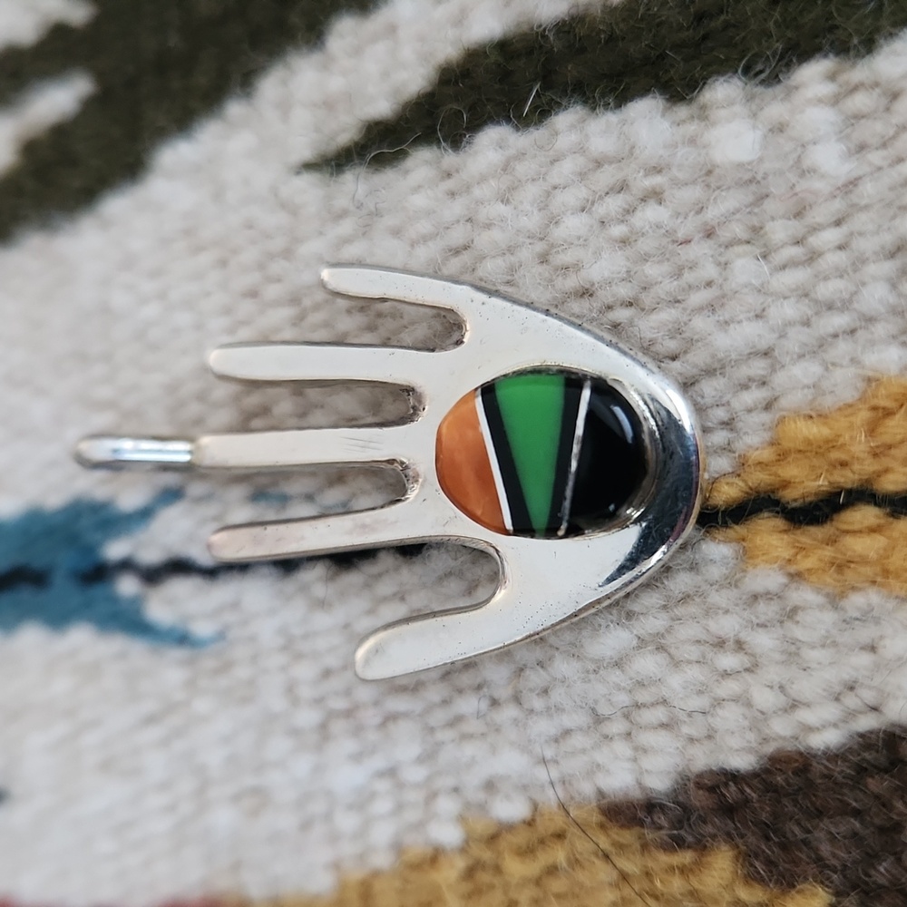 Beautiful NWOT Native American Navajo Multi-stone Inlaid Hand Pendant 🖤🤚❤️ - Picture 8 of 9